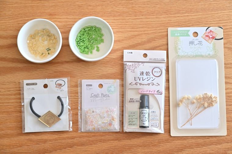 ヘアゴム作りの材料が並んでいる