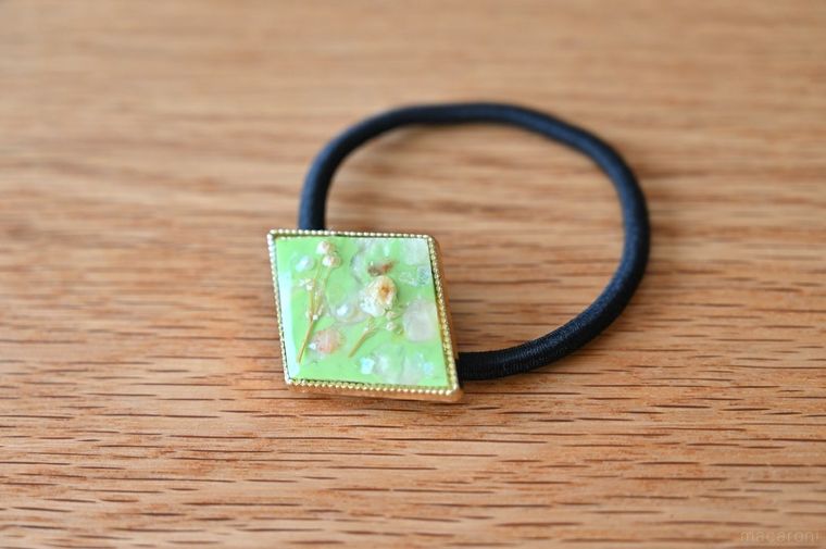 ひし形で緑色の飾りがついたヘアゴム