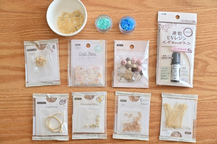 青色のイヤリング作りに必要な材料が並んでいる