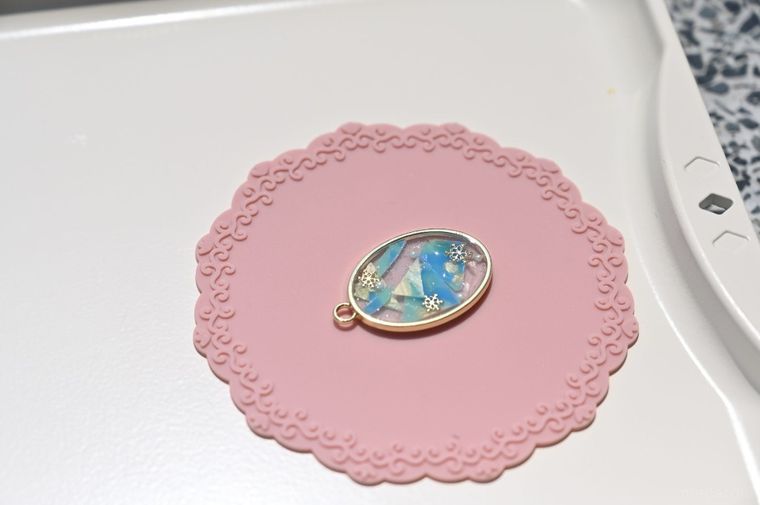 飾りを日光に当てて硬化させている