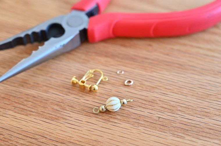 ペンチとイヤリングパーツ