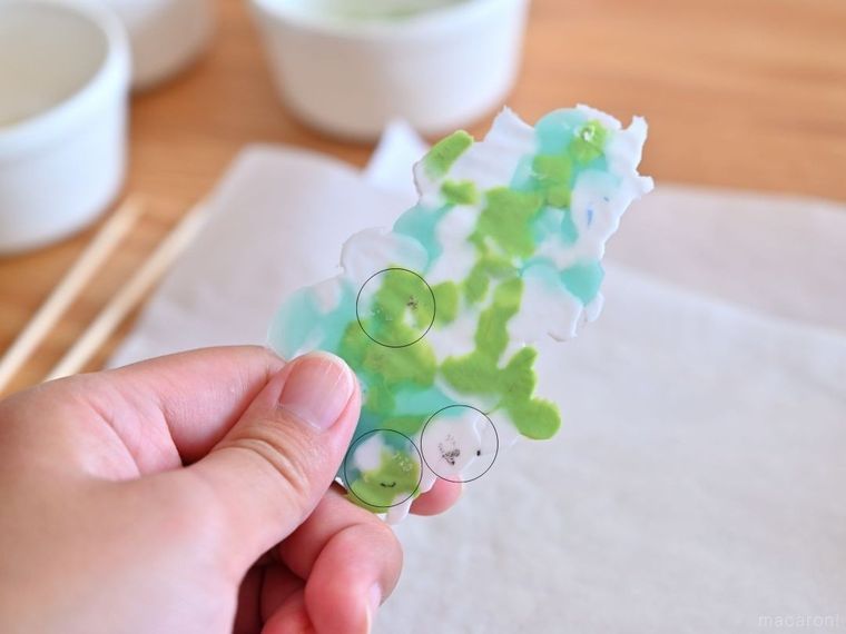 ところどころに文字が入ってしまっているカラフルなプレート