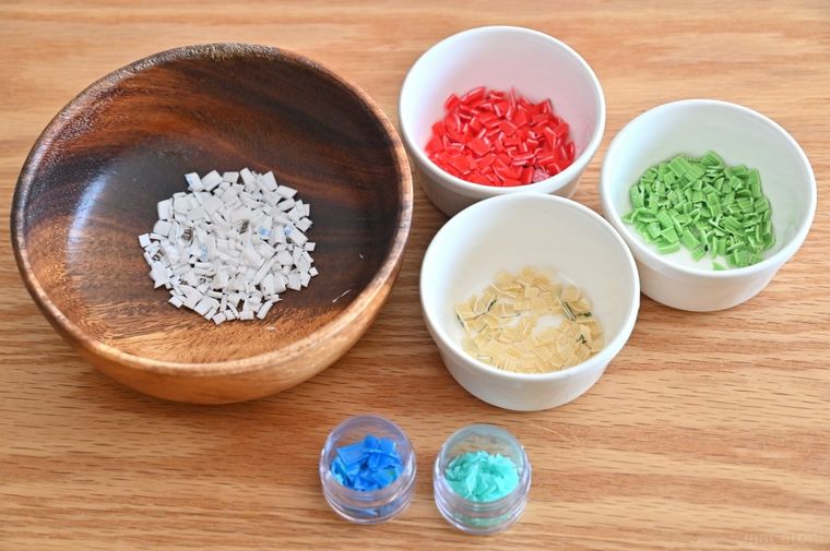 色ごとに分けられたペットボトルキャップのフレーク