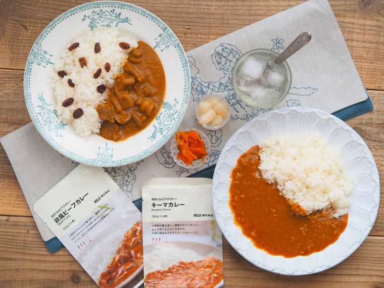 丸い器に盛られた2種類のカレー