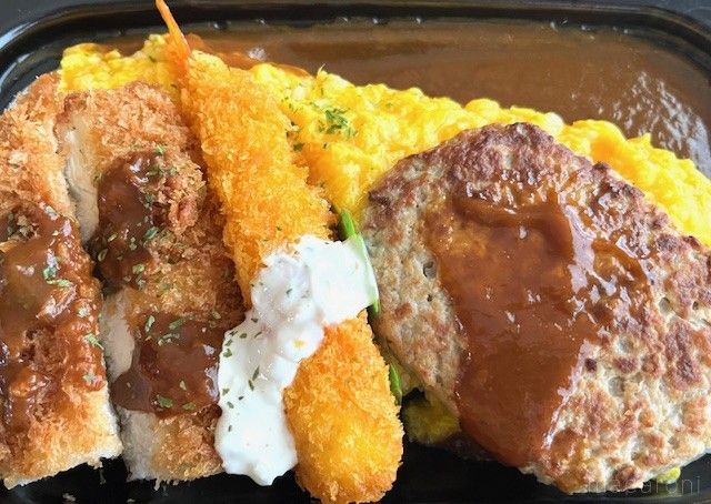 タルタルソースがかかったエビフライ、デミグラスソース付きのハンバーグとチキンカツ