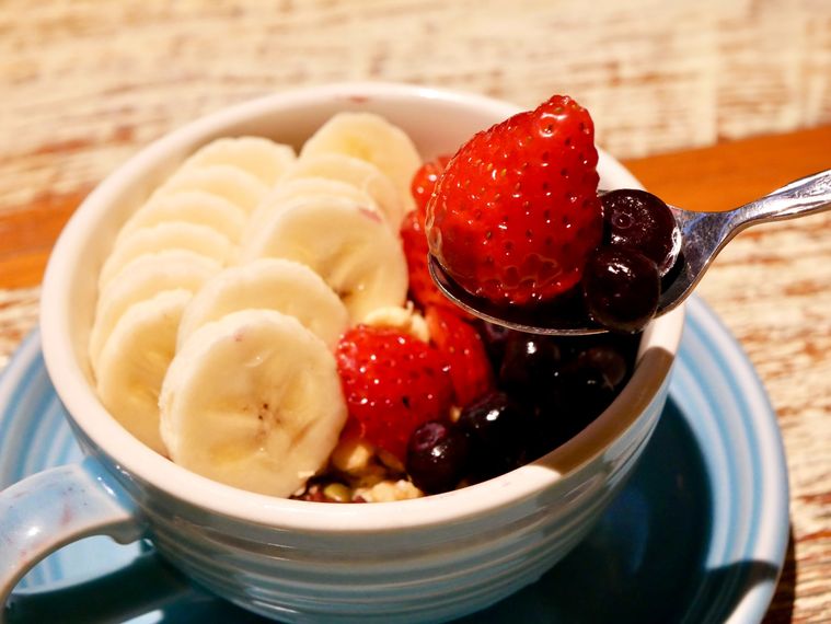 コナズ珈琲のアサイーボウル 持ち上げカット