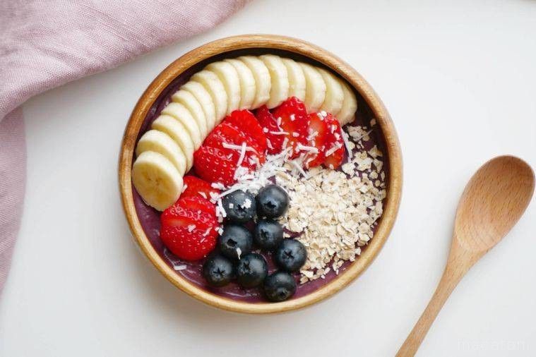 木製のボウルに入ったアサイーボウル