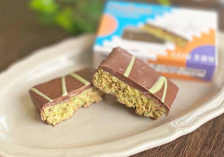 生成りの洋皿に盛られたドバイチョコ