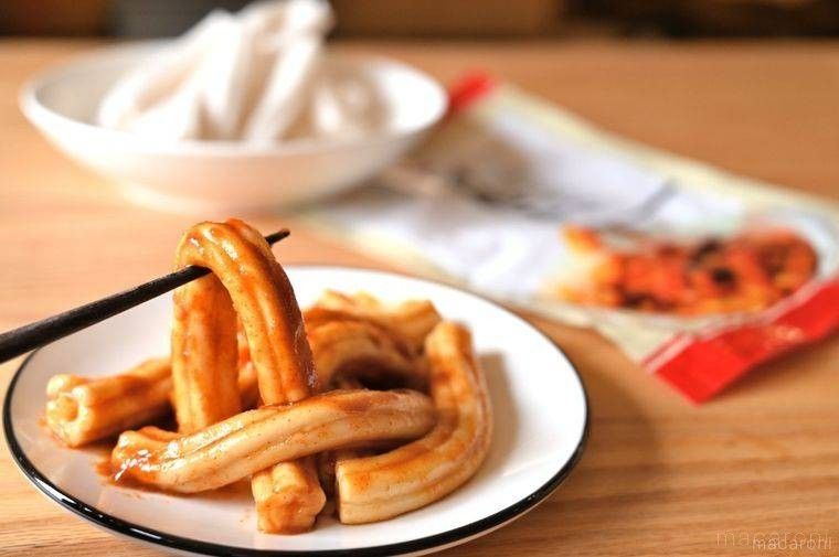 白色の皿に盛られたブンモジャ