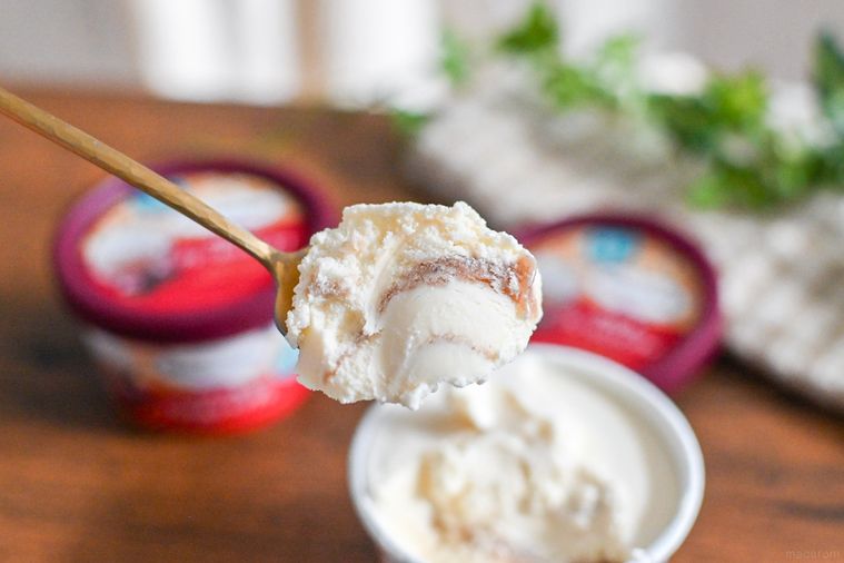 アイスをスプーンですくっているところ