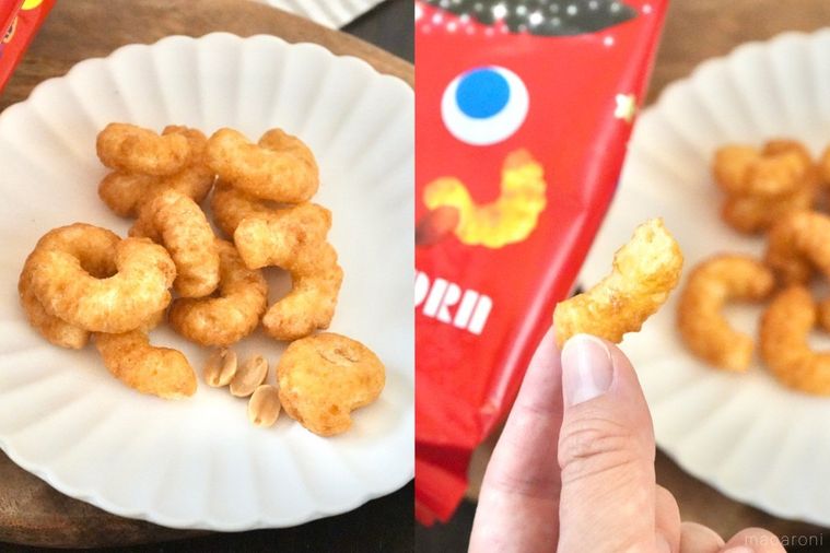 木のカッティングボードと白い皿にのったキャラメル味のコーンスナックを持つ手とピーナッツと赤いハロウィン風パッケージ