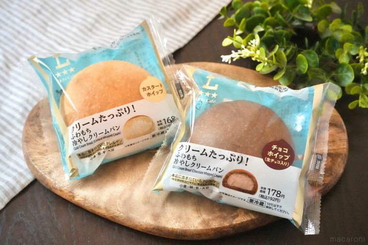 木のカッティングボードにのった2種類の冷やしクリームパンとストライプの布とグリーン