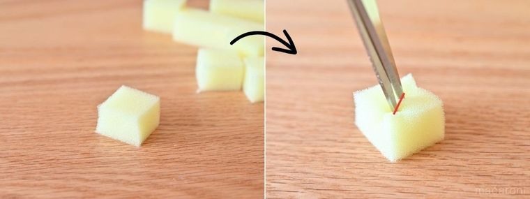 黄色いスポンジをはさみでカットしている