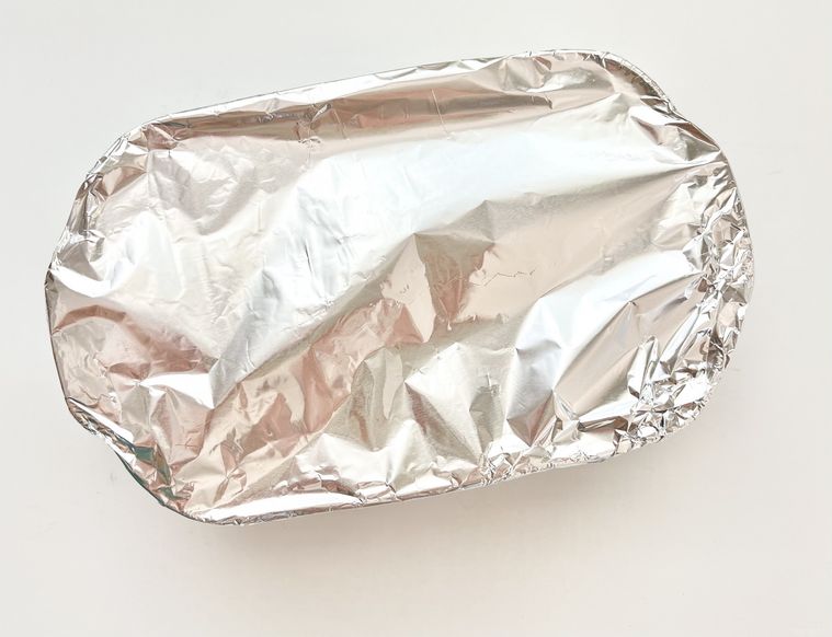 豆苗プランターにアルミホイルをかぶせている