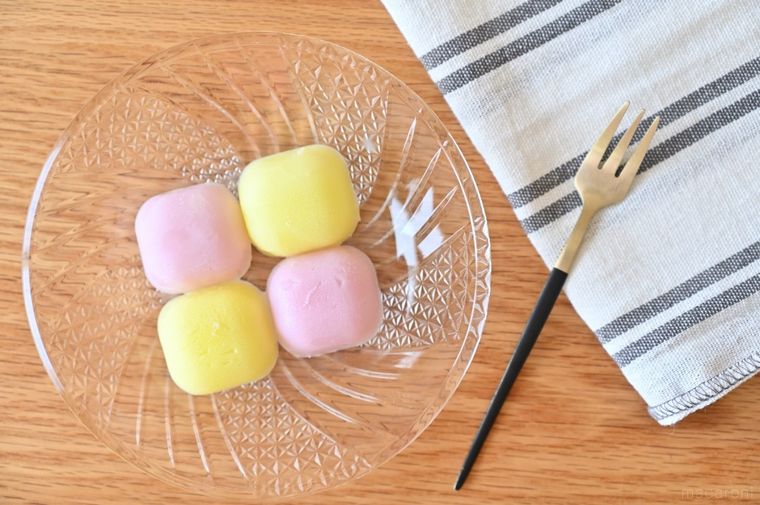 2色のパステルカラーでできたカラフル氷とフォーク