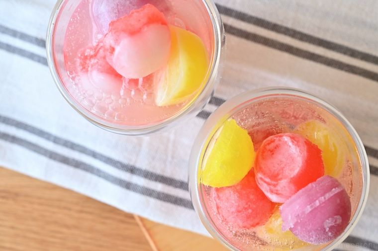 グラスに入ったカラフル氷とサイダー