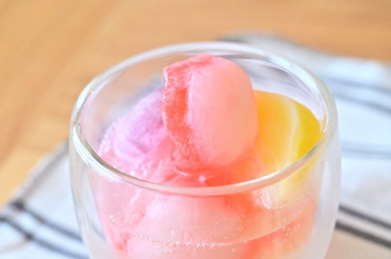 白とピンクのバイカラーでできたカラフル氷