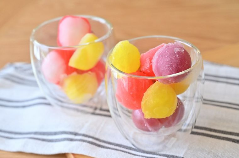 カラフル氷がグラスいっぱいに入っている