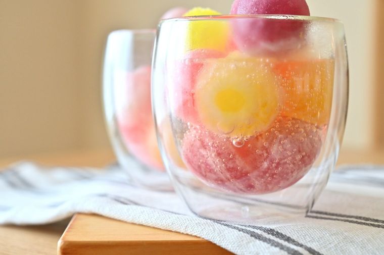 グラスにカラフル氷とサイダーが入っている