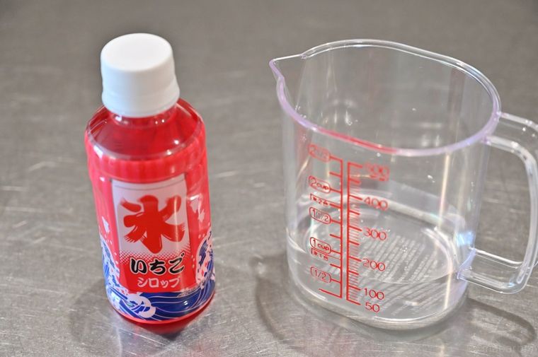 かき氷シロップと計量カップ