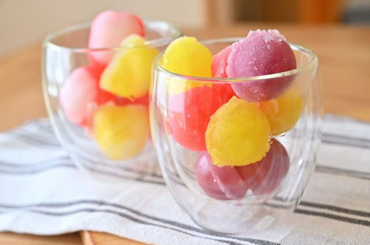 グラスにカラフルな氷が入っている