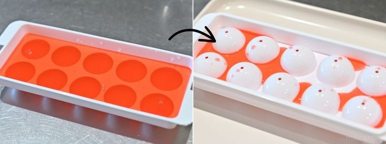 赤いシロップ液を流し入れた製氷皿