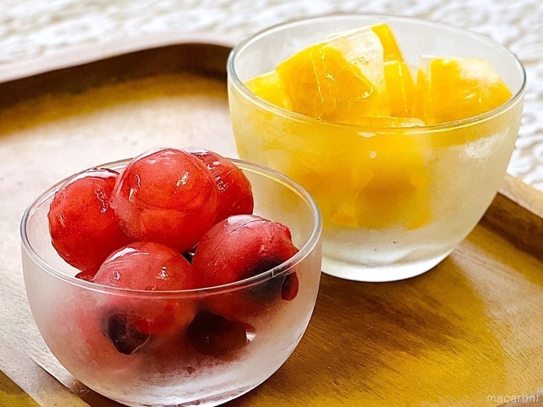 冷凍フルーツが入った2種類の氷