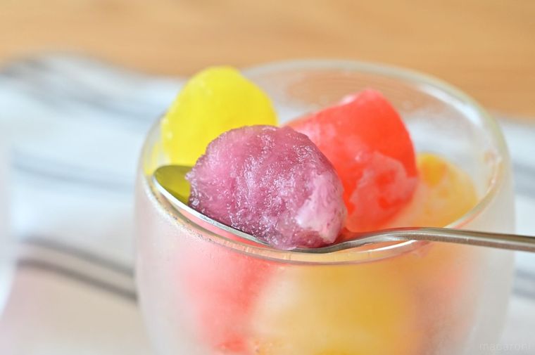 カラフルな氷とスプーンにのった欠けた紫の氷