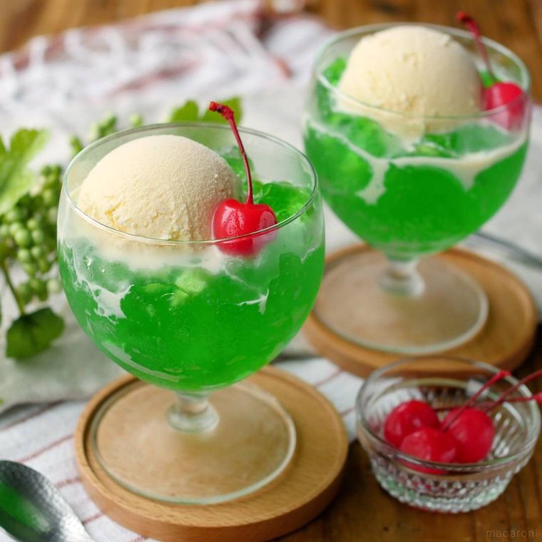 クリームソーダ風のゼリーが2杯並んでいる