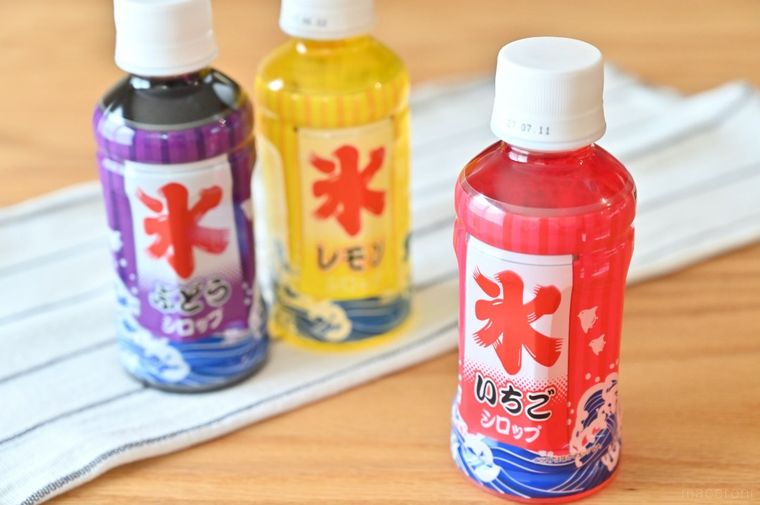 テーブルに並んでいる3色のかき氷シロップ