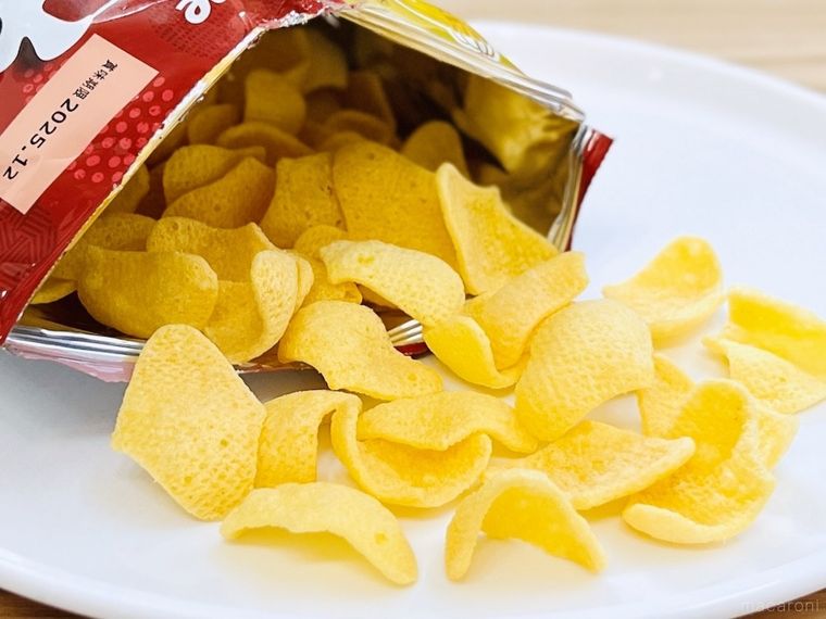 おさつスナックを袋から皿に出した様子