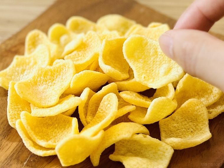 おさつスナックをつまんでいる様子