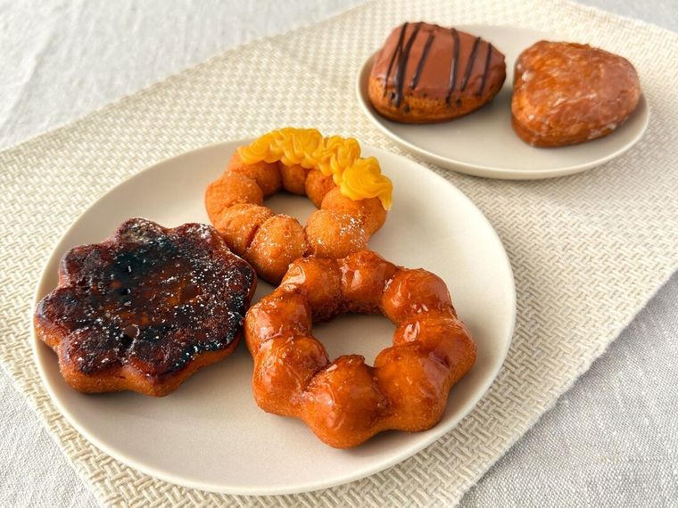 白皿に盛り付けられた3種類のさつまいもドと2種類のくりド