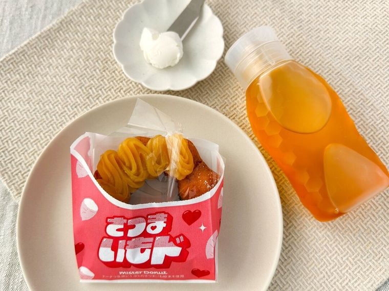 さつまいもド しっとりスイートポテトやはちみつ、クリームチーズが並んでいる様子