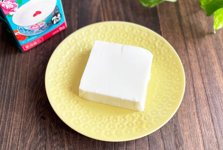 業務スーパー杏仁豆腐をお皿に取り出した写真