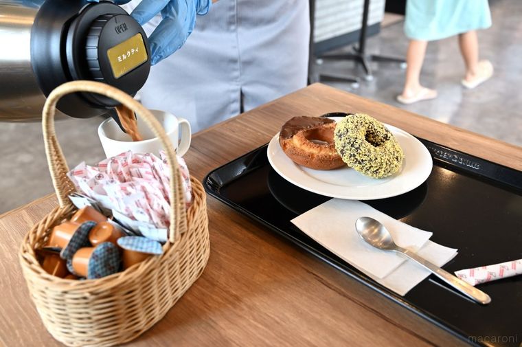 ミスタードーナツの店員さんがドリンクをついでいる