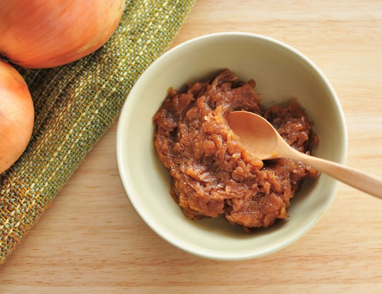 飴色玉ねぎにスプーンが差し込まれている