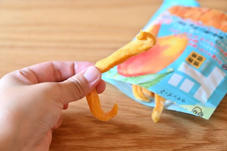 ドン・キホーテのドライマンゴーを手に持っている