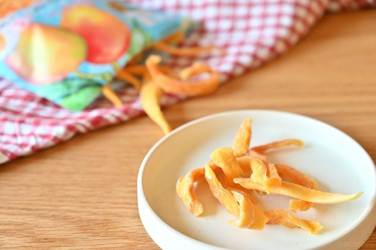 白皿に盛られたドン・キホーテのドライマンゴー