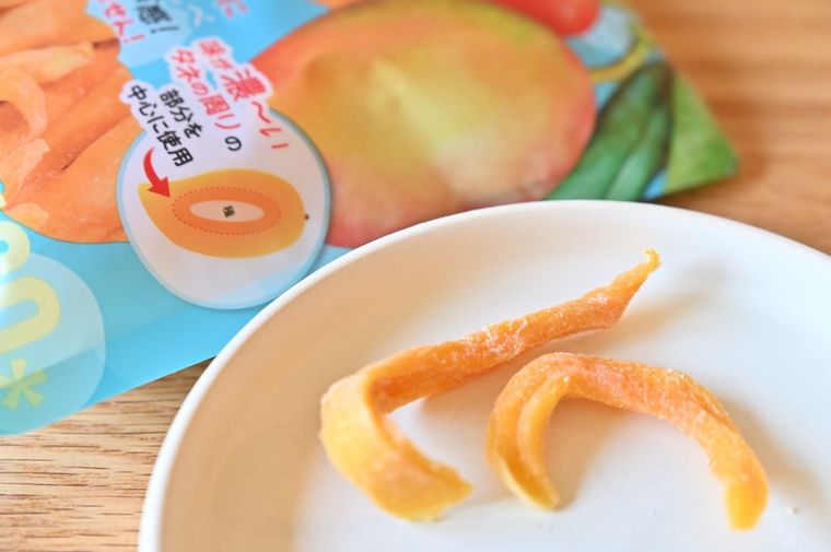 商品パッケージとふたつのドライマンゴー