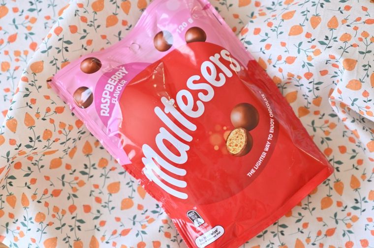 花柄の布とモルティザーズラズベリー味の袋