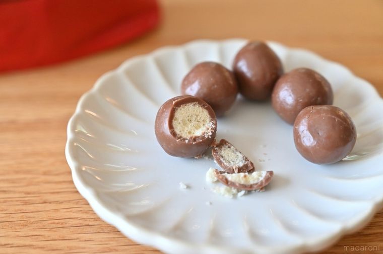 白皿に置かれた数粒のモルティザーズのなかでひとつだけ断面が見えている