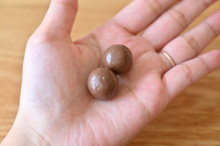 手のひらに2個のモルティザーズをのせている