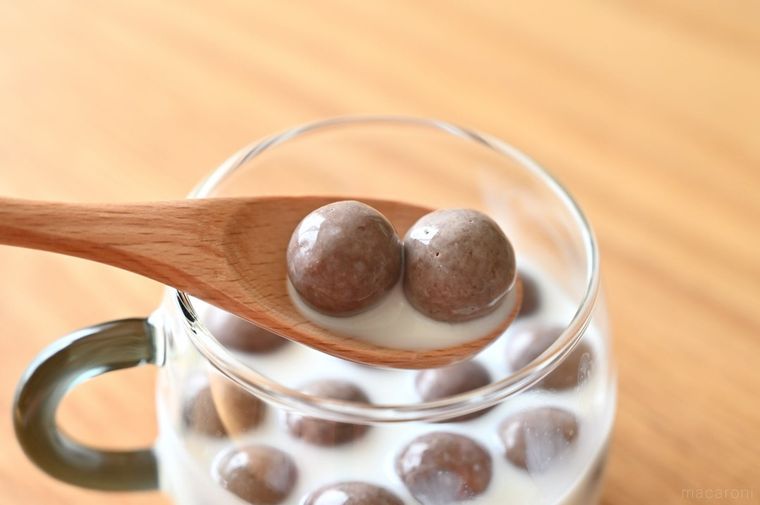 牛乳に浸したモルティザーズをスプーンですくっている