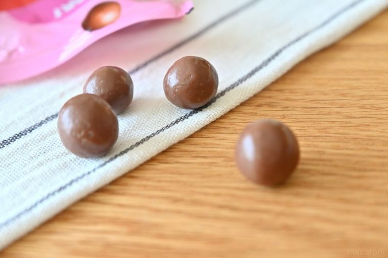 モルティザーズの袋から出たチョコボールが4個転がっている