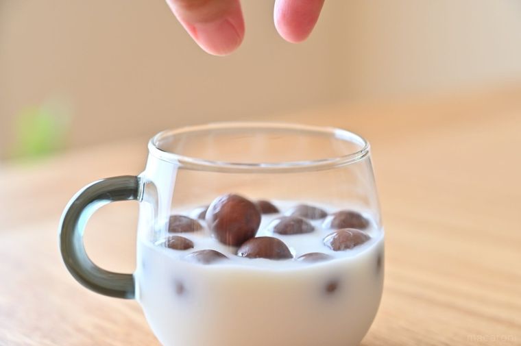 牛乳のなかにモルティザーズを入れている