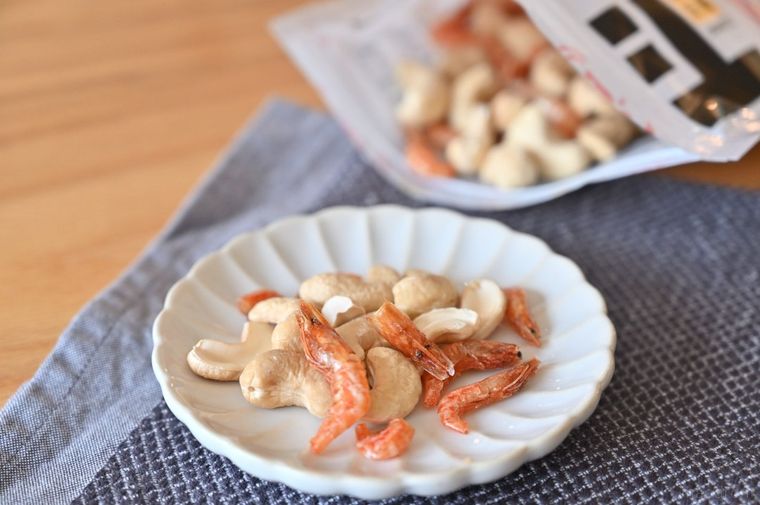 小えびとカシューナッツを盛った小皿と商品パッケージ