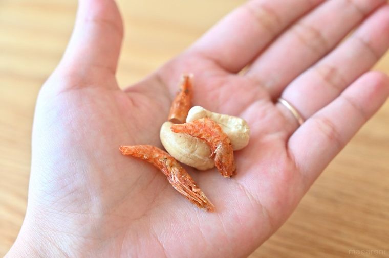 手のひらに小えびとカシューナッツをいくつかのせている