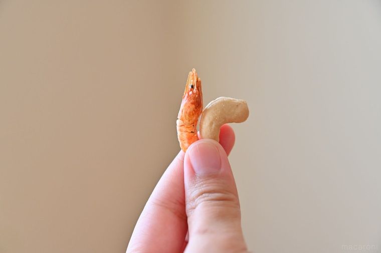 小えびとカシューナッツをひとつずつ指で持っている