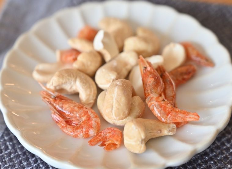 白皿に盛った小えびとカシューナッツ